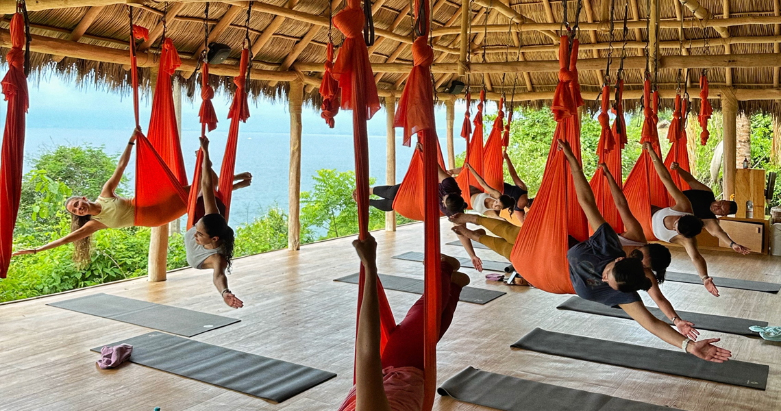 Eleva tu Alma: Yoga Aéreo y Celebración del Ser