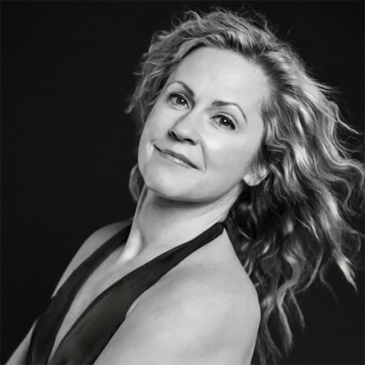 Kelle Rae Oien Photo as a group leader at Xinalani Retreat