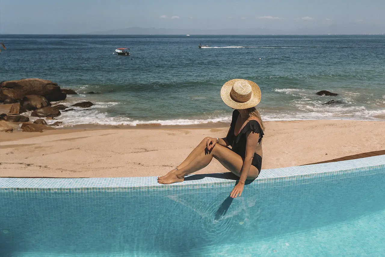 Mujer meditando sola